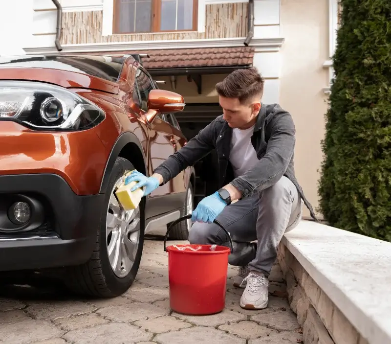 Lavage auto à domicile Géronce : professionnel intervenant sur un véhicule